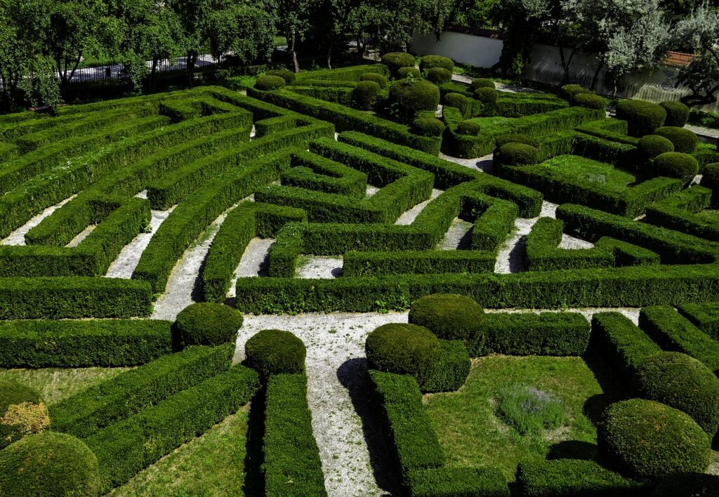 labyrinth pixabay Bucholc